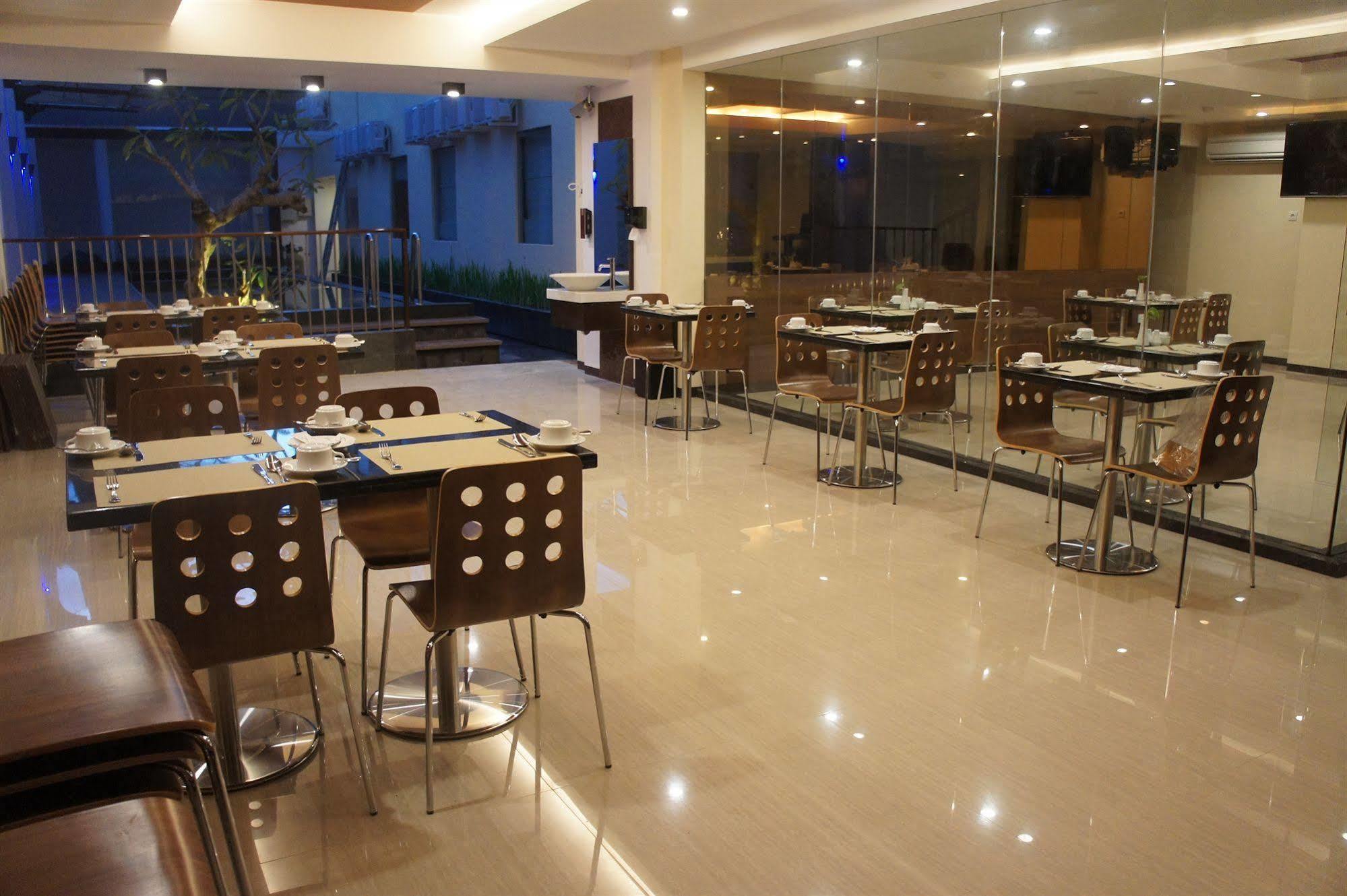 Favor Hotel Makassar City Center By Life Eksteriør billede